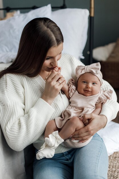 madre e bambino carino al coperto