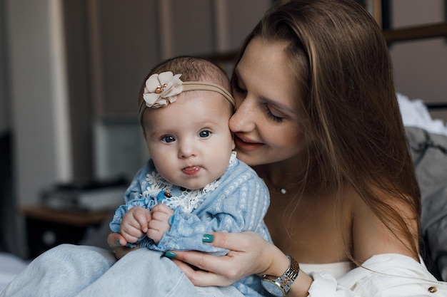 madre e bambino carino al coperto