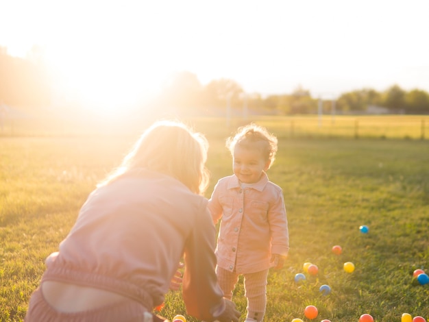 Madre e bambino che giocano con le palle di plastica