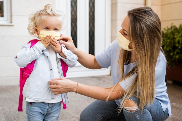 Madre e bambino con maschere mediche