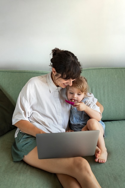 Madre e bambino di smiley ad alto angolo