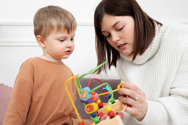 Madre e bambino di tiro medio con gioco