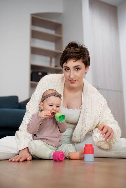 Madre e bambino di vista frontale sul pavimento