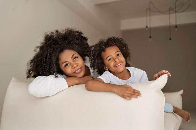 Madre e bambino sorridente di vista frontale