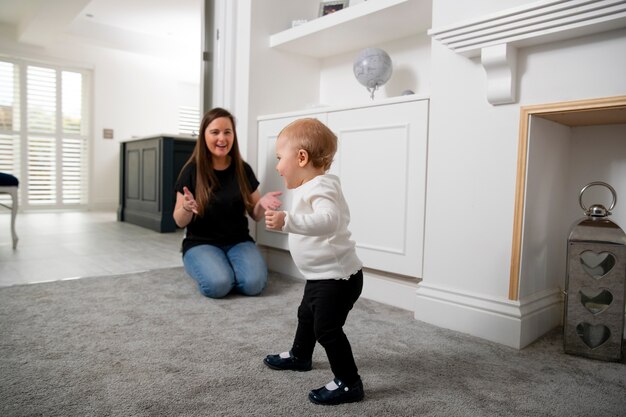 Madre e bambino sorridenti del colpo pieno all'interno