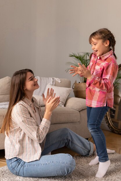 Madre e figlia a casa a giocare