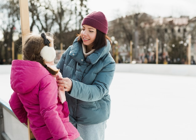 Madre e figlia adorabili all'aperto