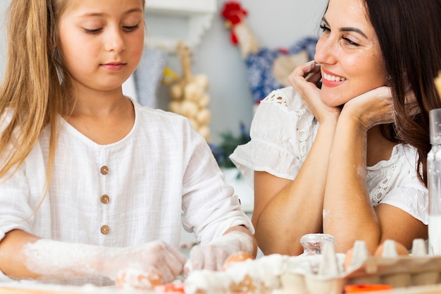 Madre e figlia adorabili che preparano cibo