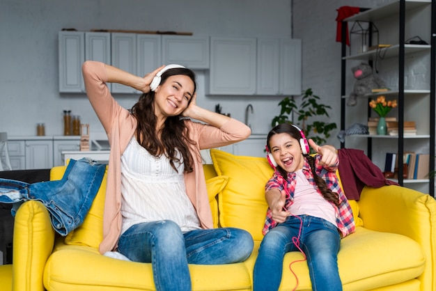 Madre e figlia ascoltando musica e divertendosi