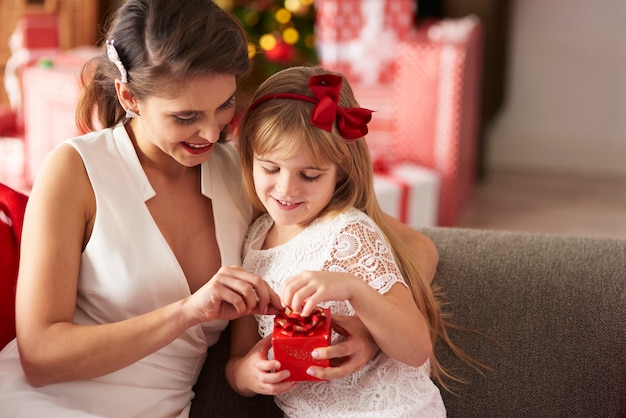 Madre e figlia che aprono il regalo avvolto