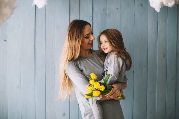 Madre e figlia che celebrano insieme la festa della mamma