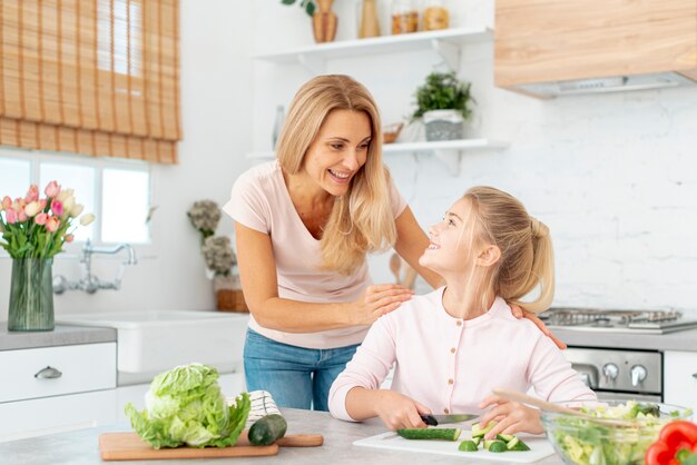 Madre e figlia che cucinano insieme