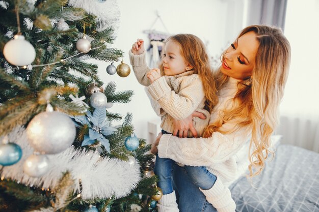 madre e figlia che decorano l&#39;albero