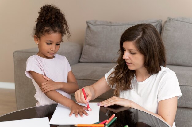 Madre e figlia che disegnano insieme