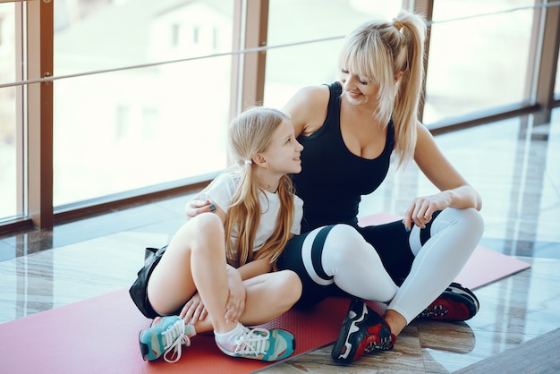 Madre e figlia che fanno yoga in uno studio di yoga