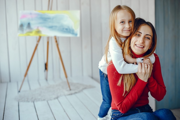 Madre e figlia che giocano