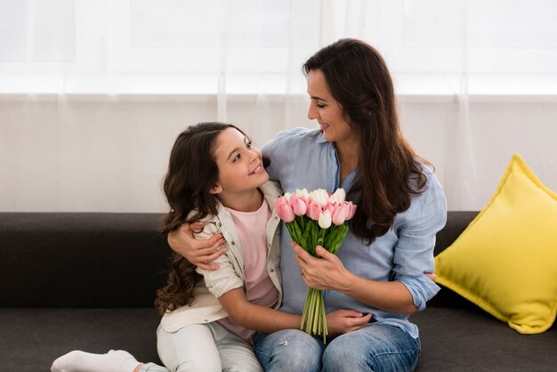 Madre e figlia che hanno un momento carino insieme