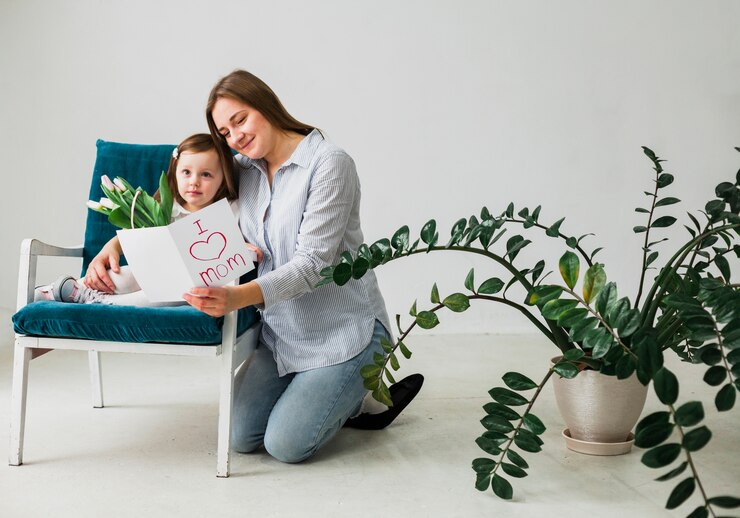 Foto gratuito madre e figlia che leggono il biglietto di auguri