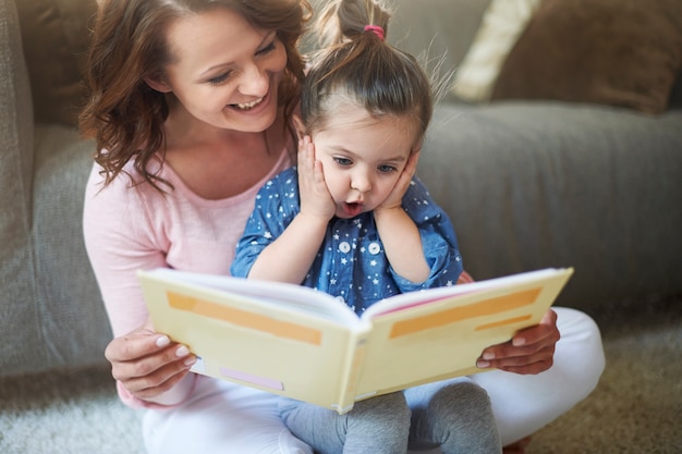 Madre e figlia che leggono un libro