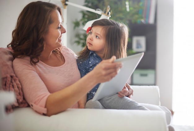 Madre e figlia che leggono un libro