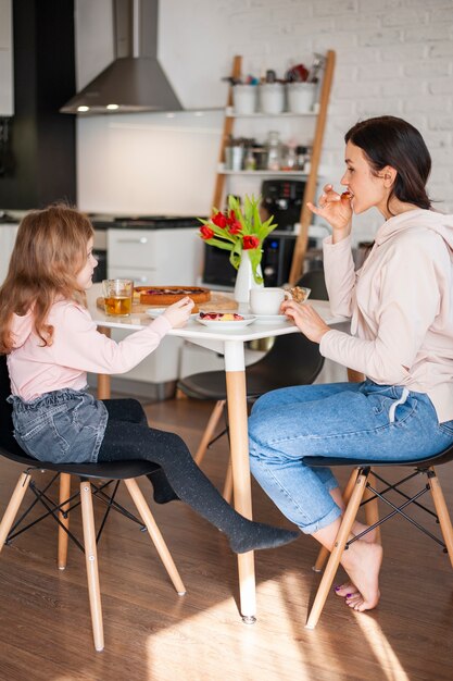 Madre e figlia che mangiano dessert insieme