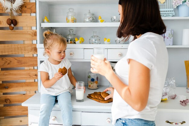 Madre e figlia che mangiano i biscotti