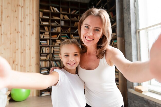 Madre e figlia che prendono selgie