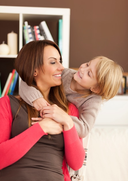 Madre e figlia che si divertono a casa