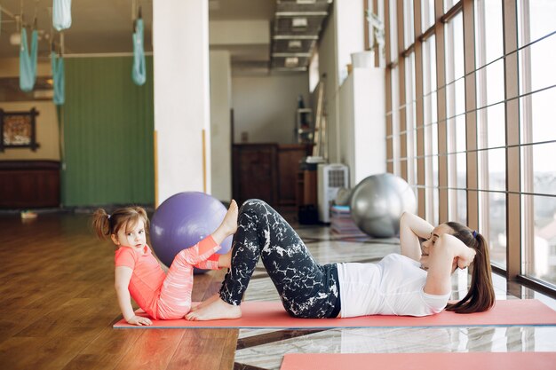 Madre e figlia che si preparano in una palestra