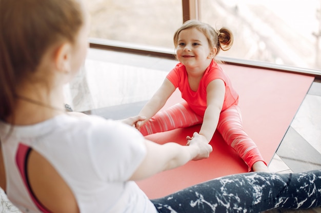 Madre e figlia che si preparano in una palestra