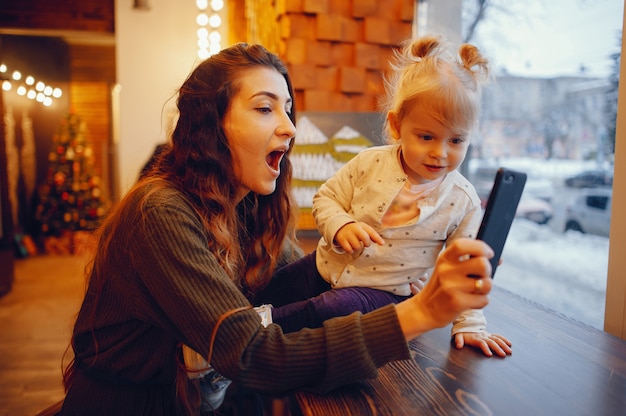 Madre e figlia che si siedono in un caffè