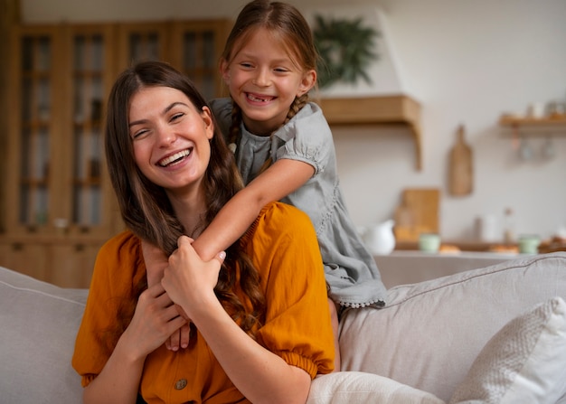 Madre e figlia che trascorrono del tempo insieme indossando abiti di lino