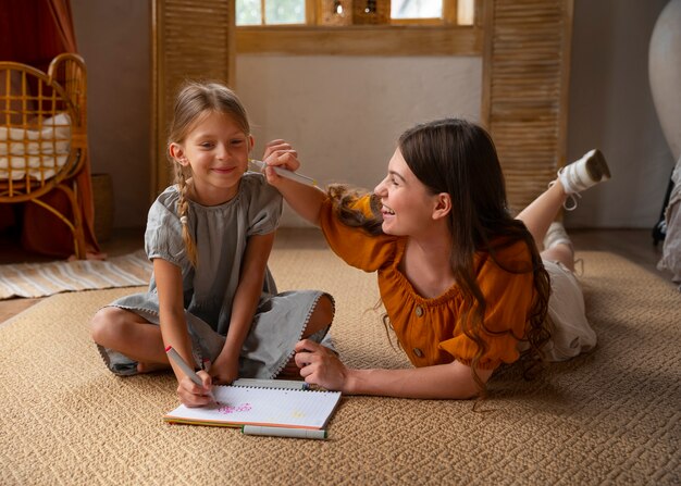 Madre e figlia che trascorrono del tempo insieme indossando abiti di lino