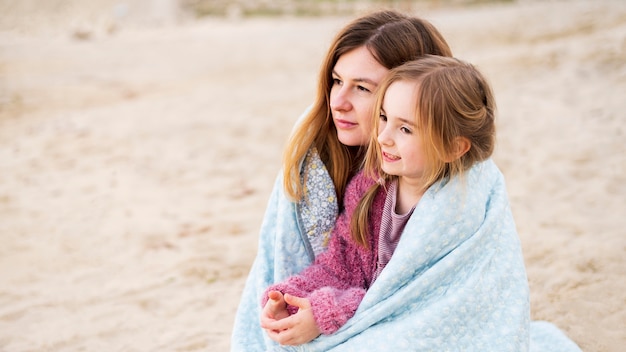 Madre e figlia coccole all'aperto