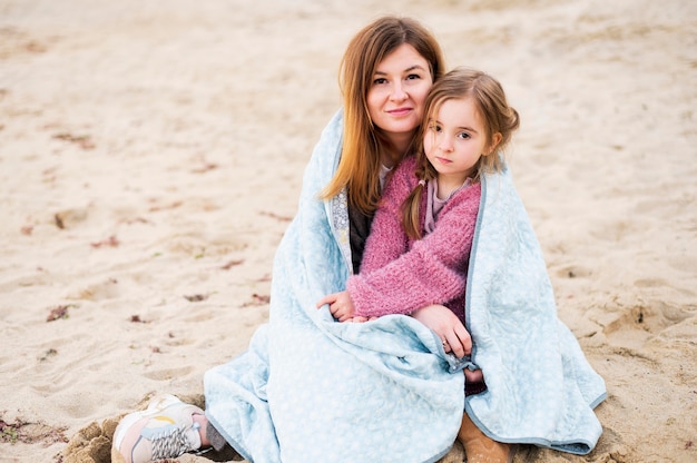 Madre e figlia coccole vista frontale