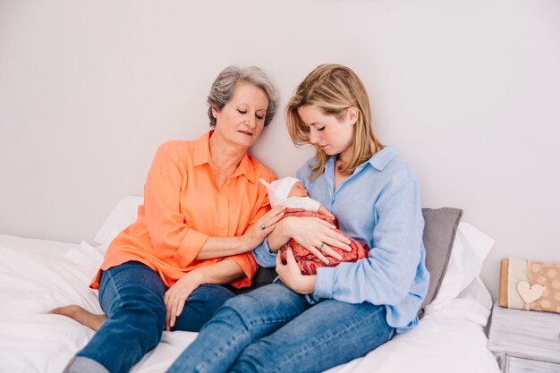 Madre e figlia con bambino