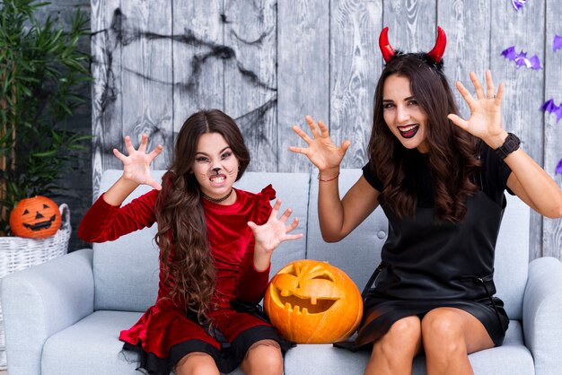 Madre e figlia con il trucco di halloween