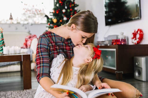 Madre e figlia con libro