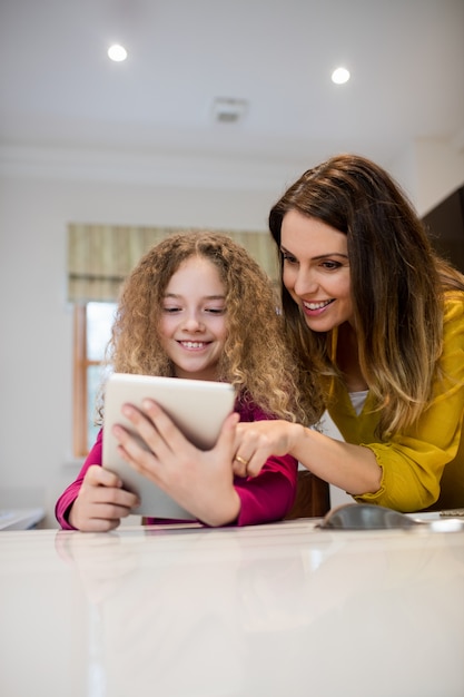 Madre e figlia con tavoletta digitale