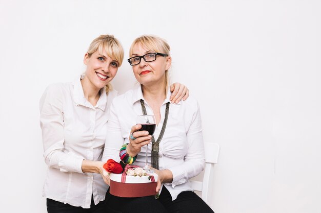 Madre e figlia con vino e regalo