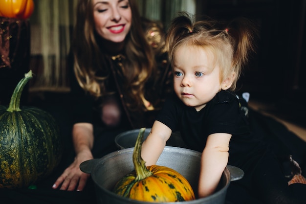 Madre e figlia decorare una zucca in una ciotola