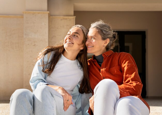 Madre e figlia di smiley di vista frontale