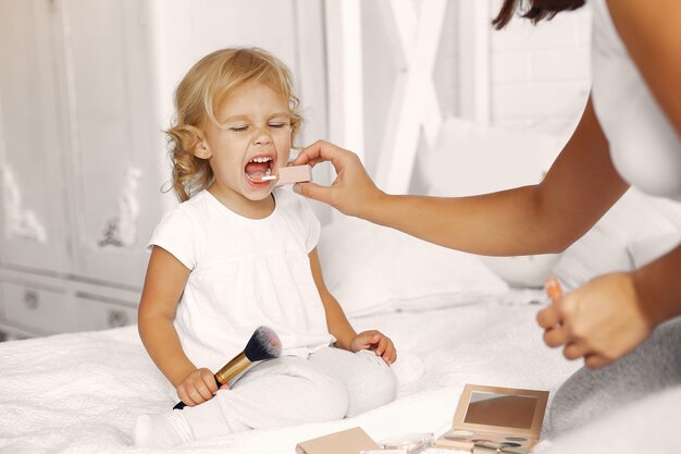 Madre e figlia divertirsi a casa