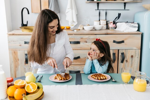 Madre e figlia facendo colazione