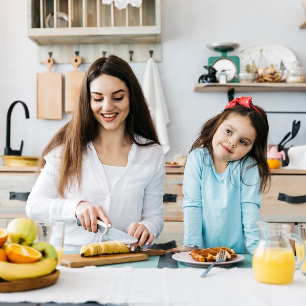 Madre e figlia facendo colazione