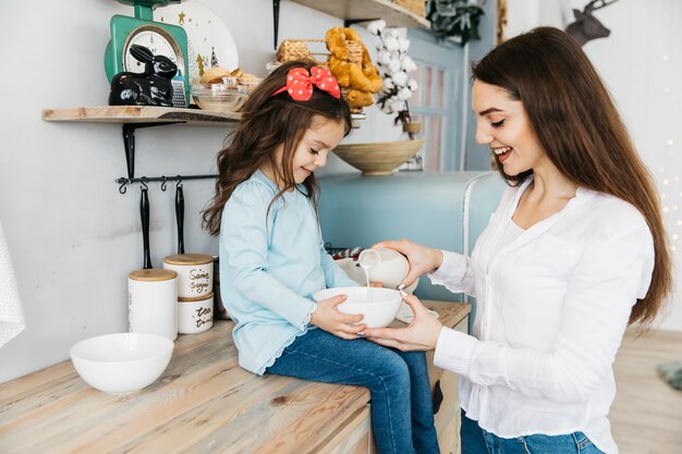 Madre e figlia facendo colazione