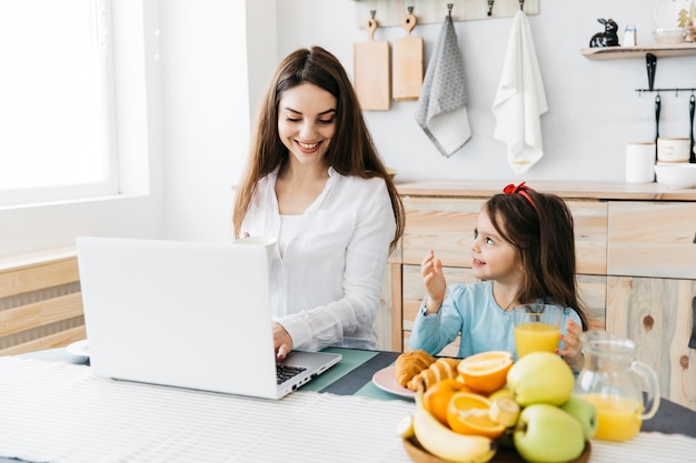 Madre e figlia facendo colazione