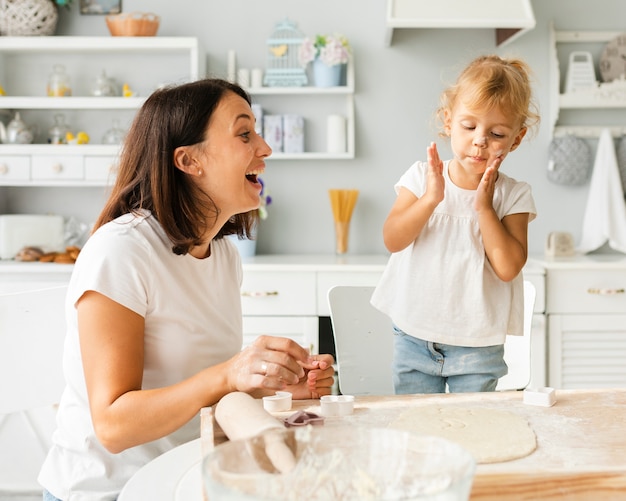 Madre e figlia felici che cucinano insieme