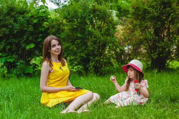 Madre e figlia, godendo di una giornata estiva