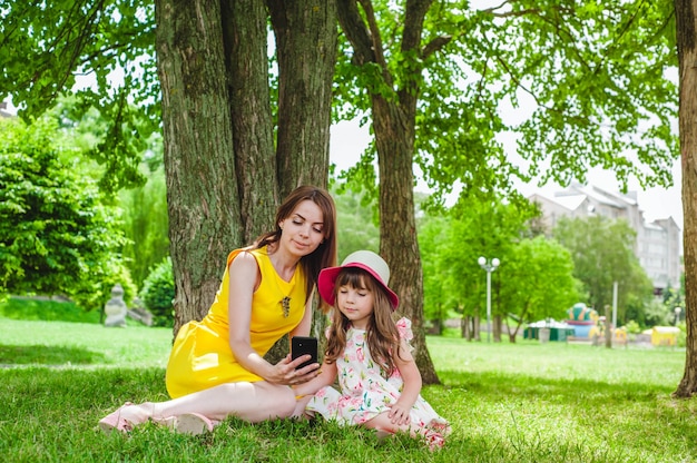 Madre e figlia guardando cellulare